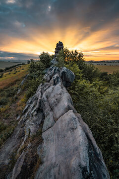 Die Felsen der Teufelsmauer im Gegenlicht der untergehenden Sonne, Thale, Weddersleben, Harz, Sachsen-Anhalt, Deutschland
