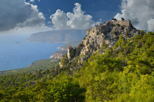 Die malerische Burg Monolithos auf der S&uuml;dwestabdachung des 825 m hohen Berges Akramytis nahe des Ortes Monolithos auf der griechischen Insel Rhodos