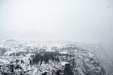 Fototapeta na wymiar Schöne, schneeverhangene Winterlandschaft