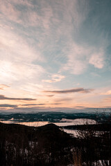 Wunderschöne Landschaft mit Seen im Abendrot