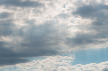 Obraz premium sun struggling to penetrate cloud deck - light ray effect