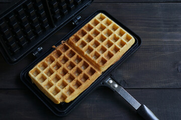 High angle of waffle in waffle maker mold            - obrazy, fototapety, plakaty