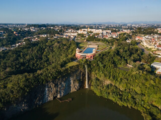Fototapeta na wymiar Parque Tanguá, um dos pontos turísticos mais visitados de Curitiba. Foi um aproveitamento de uma antiga pedreira abandonada. Paraná, Brasil. 