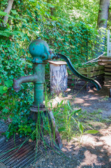 Alte aber noch funktionstüchtige Schwengelpumpe zum Fördern von Grundwasser