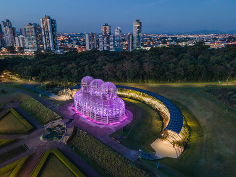 Jardim Bot&acirc;nico de Curitiba &eacute; o ponto tur&iacute;stico mais conhecido da capital com sua estufa e jardins estilo franc&ecirc;s, tr&aacute;s uma perspectiva &uacute;nica do perfil da cidade. Curitiba, Paran&aacute;, Brasil. 