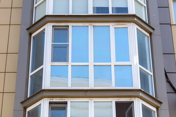 Obraz premium Windows in a multi-storey building
