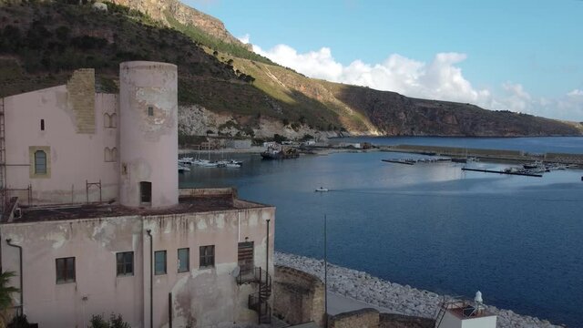 Immagine aerea del porto di Castellammare del Golfo.