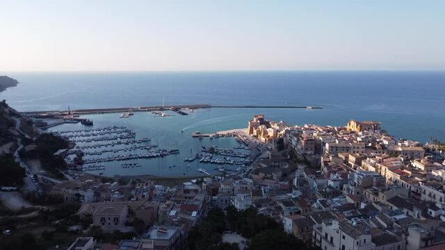Immagine aerea del porto di Castellammare del Golfo.
