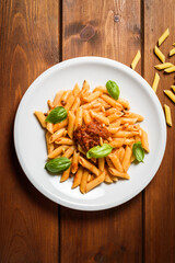 Piatto di deliziose penne rigate condite con ragu di pesce, Cucina Italiana di mare 