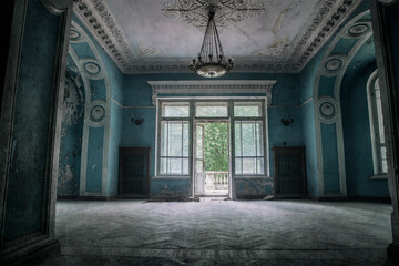 Ein schönes Zimmer mit schäbigen Wänden in einem alten verlassenen Haus. Verlassenes Geisterhaus. Antike Architektur und Innenräume.