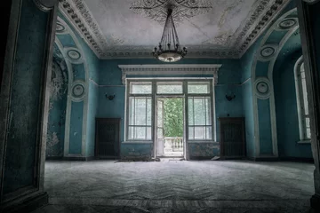 Foto auf Acrylglas Alte verlassene Gebäude Ein schönes Zimmer mit schäbigen Wänden in einem alten verlassenen Haus. Verlassenes Geisterhaus. Antike Architektur und Innenräume.