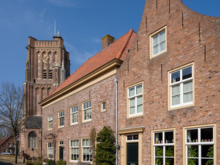 Fototapeta na wymiar De Martinuskerk is een middeleeuwse kruiskerk in de vestingstad Woudrichem.