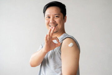 ealthy asian man getting vaccinated immunity giving ok hand sign - obrazy, fototapety, plakaty