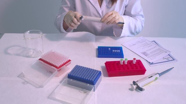 Laboratorio de Investigaci&oacute;n. Pipeteo