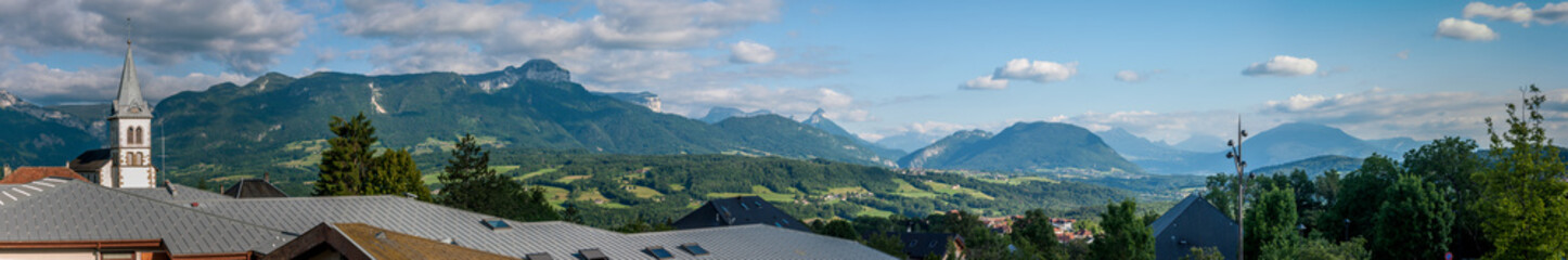 Fototapeta na wymiar Groisy, village de Haute-Savoie dans les Alpes françaises