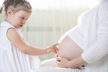 Obraz premium Pregnant mother with daughter