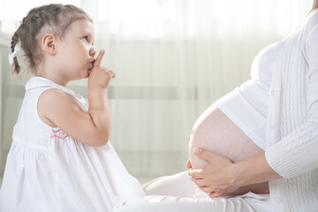 Obraz na płótnie Canvas Pregnant mother with daughter