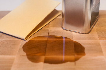 Auftragen von Holzpflegeöl auf ein Lebensmittelschneidebrett. Applying wood care oil on a food...