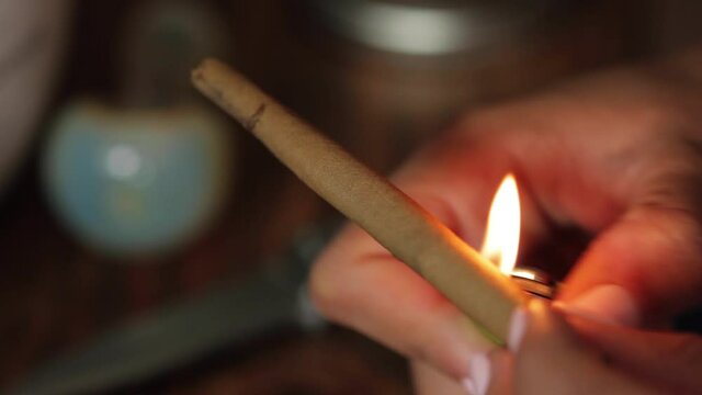 Rolling a blunt up close
