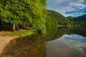 Fototapeta na wymiar Lac de Bonlieu im französischen Jura