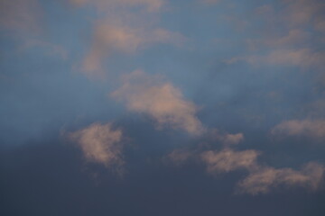Fototapeta na wymiar Mehrfarbige Wolken Textur am späten Abend mit Sonnenlicht und Dunst