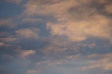 Obraz premium Mehrfarbige Wolken Textur am späten Abend mit Sonnenlicht und atmosphärisch wirkendem Dunst