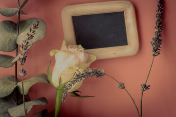Lavendel Eukalyptus und Rose mit Tafel zum Beschreiben für Wellness Spa Massage Kosmetik oder anderes - obrazy, fototapety, plakaty
