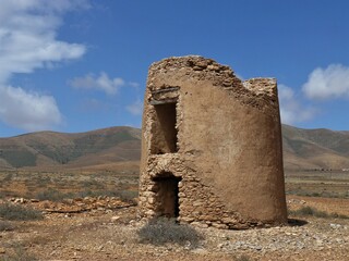 Verfallener Windmühlenstumpf mit Landschaften auf Fuerteventura