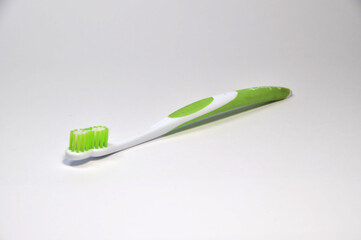 Cepillo de dientes de color verde y blanco