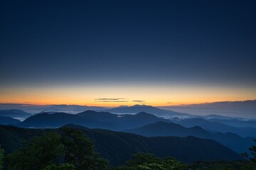 山の夜明けの風景