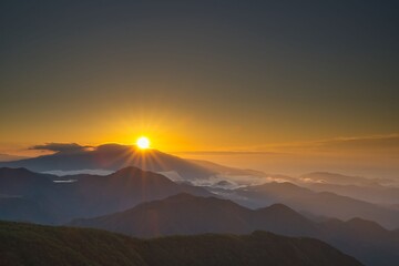 Fototapeta premium 山の夜明けの風景