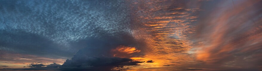 Obraz premium Beautiful atmospheric dramatic clouds in the evening at sunset. Panoramic image.