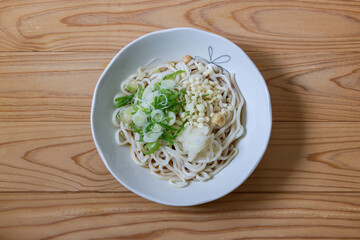 白い皿に盛ったころうどん