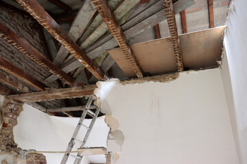 Sanierung des Dachgeschosses und des Dachstuhls eines Altbaus, Abriss des Dachbodens