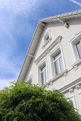 Saniertes Giebelhaus mit grünem Straßenbaum in Bielefeld, NRW, Deutschland