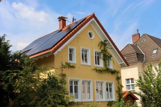 Altes, mustergültig saniertes Einfamilienhaus mit Solarpanels in NRW, Deutschland