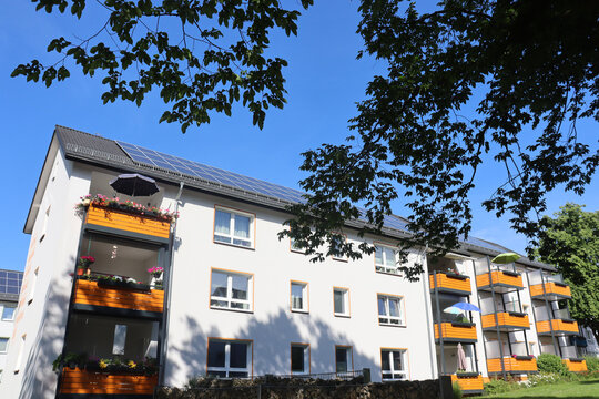 Sanierte Mietshäuser der 1960er Jahre mit Solarpanels auf dem Dach am 27. Juni 2021 in Bielefeld, Nordrhein-Westfalen, Deutschland 