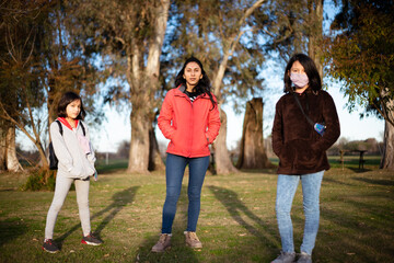 Fototapeta premium disfrutando tarde en estancia de campo madre e hijas, Navarro Buenos Aires Argentina