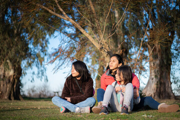 disfrutando tarde en estancia de campo madre e hijas, Navarro Buenos Aires Argentina