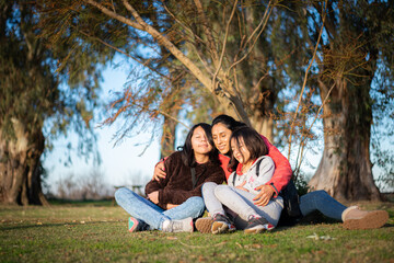 disfrutando tarde en estancia de campo madre e hijas, Navarro Buenos Aires Argentina