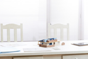 住宅模型がある設計会社の事務所のデスク