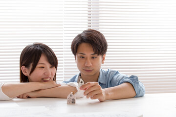 Obraz na płótnie Canvas 住宅の購入の相談をする日本人の夫婦