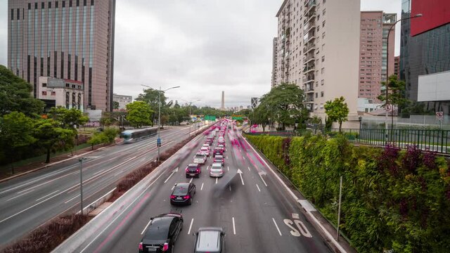 timelapse da avenida 23 de Maio com vista para o Obelisco localizado em frente ao Parque Ibirapuera.