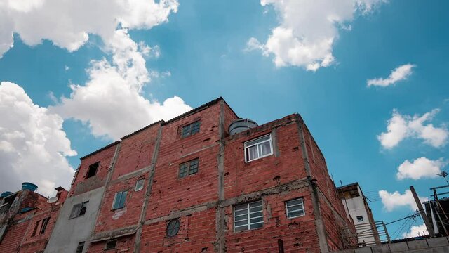 timelapse de uma favela na regi&atilde;o sul de S&atilde;o Paulo, barracos sem acabamento e muita nuvem
