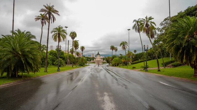 hyperlapse do Parque do Ipiranga, depois de um dia chuvoso em S&atilde;o Paulo. pouca gente e bastante nuvens