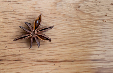 Estrella de Anís sobre mesa de madera en pedazos
