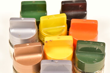 色々な色の塗料のボトルキャップ