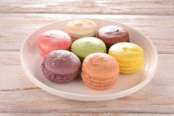 テーブルのマカロンの風景