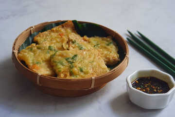 fried tempeh served with sauce 