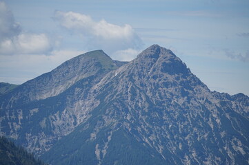 Fototapeta na wymiar Spannende Grat-Wanderung Oberammergau: Blick nach Süden